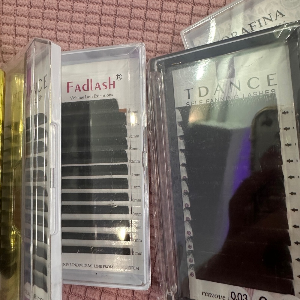 Long Eyelash Extension bundle - Picture 13 of 13